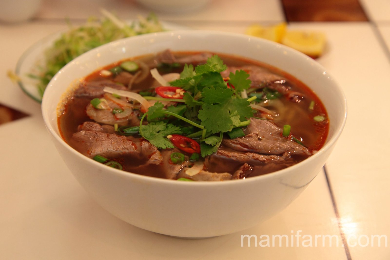 Bún bò Huế nóng hổi