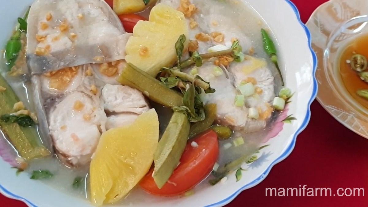 Quá trình đun nấu để hoàn thiện món canh chua cá tra