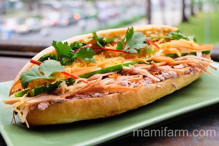 Phối hợp bánh mì với pate và rau